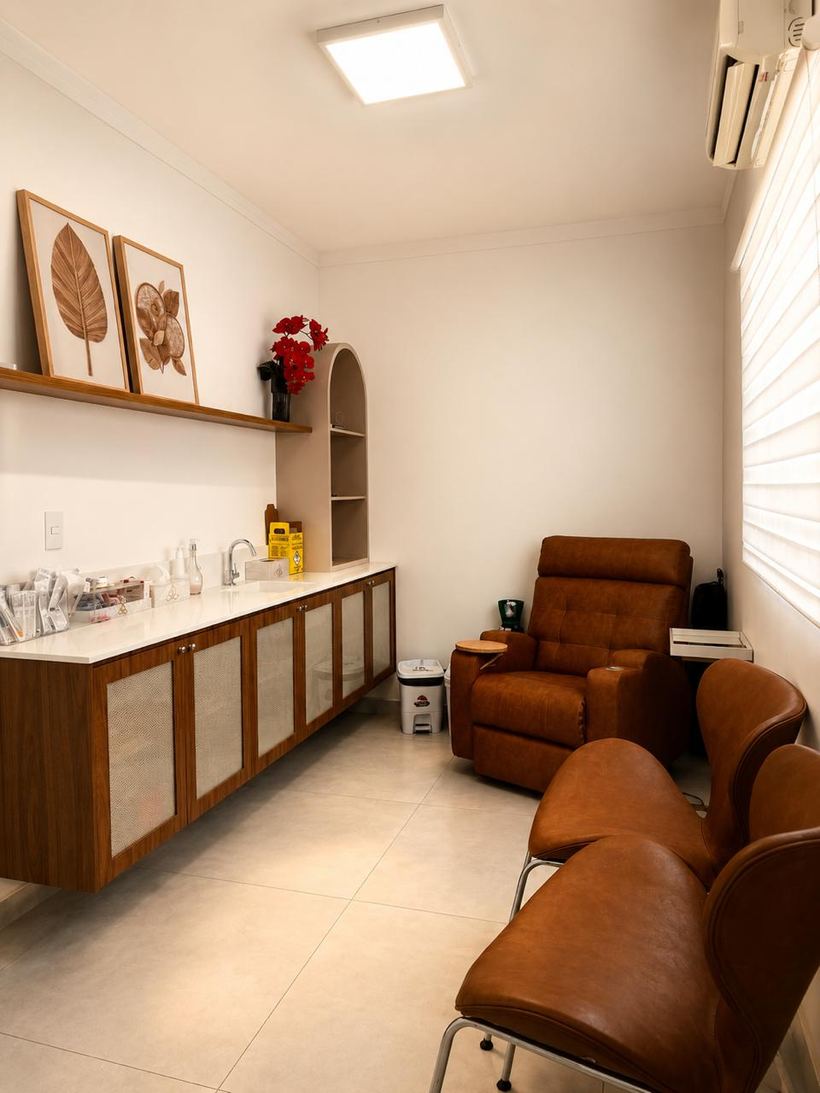 Sala de medicações com poltronas de couro e bancada